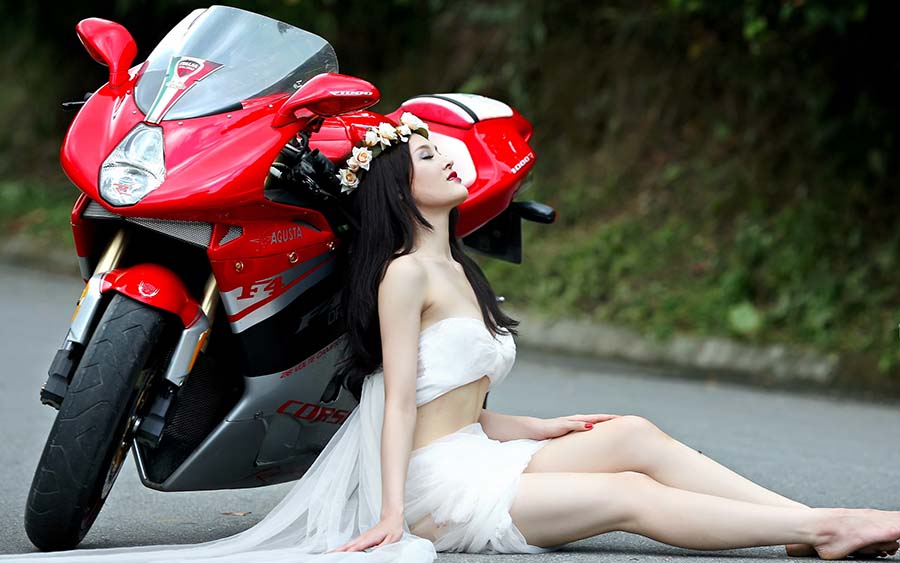 Beautiful girls and motorcycles in Zhumadian