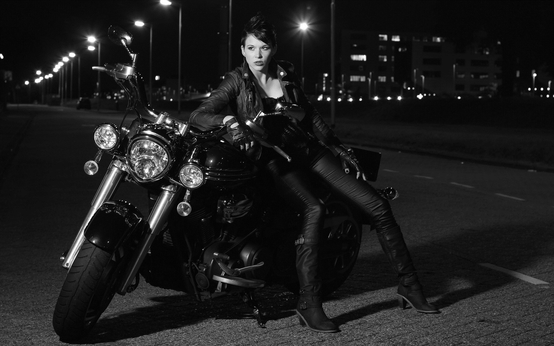 Photo Beautiful girls and motorcycles in Zhumadian