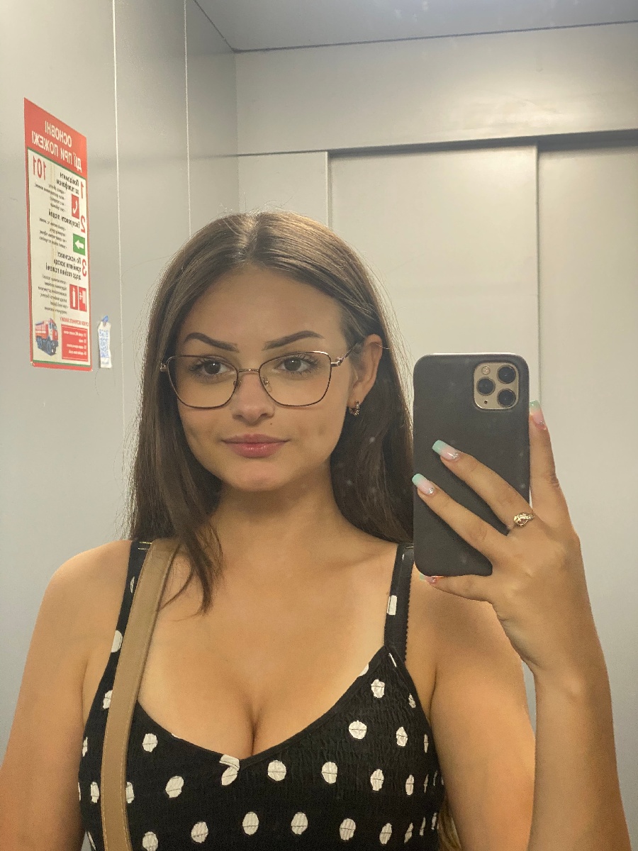 Sexy model Stacy in Zhumadian